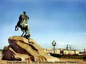 Der Sockel des Denkmals hat ein Gewicht von 1,6 t. Peter sitzt auf einem sich hochaufbäumenden Pferd, das mit einem seiner Hufe eine Schlange zerstritt. Peter I., ein Lorbeerkranz auf dem Haupt, deutet mit der Hand seines rechten Arms auf die Peter-und-Paul-Festung