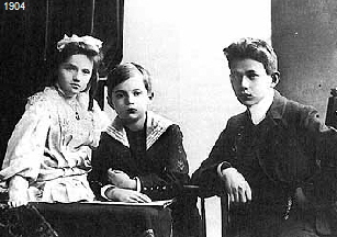 Tucholsky mit seinen Geschwistern Ellen und Fritz (1904)