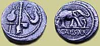 Denarius Caesars: Links priesterliche Attribute, rechts Elefant eine Schlange zertretend
