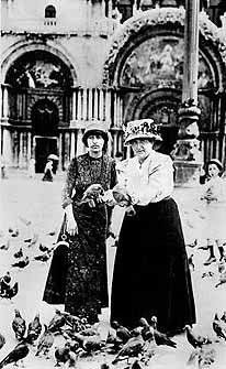 Mit G. Stein (r) 1908 in Venedig